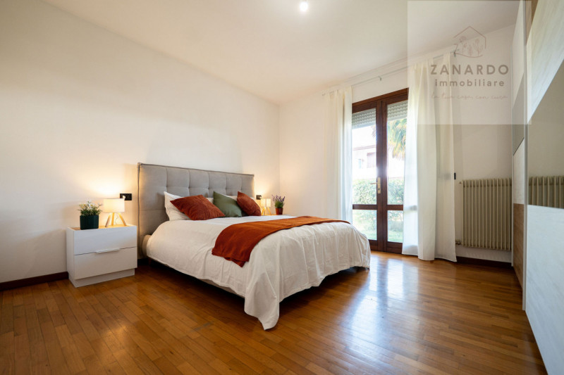 Ci sono case che si capiscono subito, appena si entra. Questo trilocale a Paese è una di quelle: ...