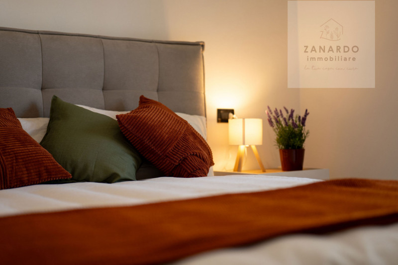 Ci sono case che si capiscono subito, appena si entra. Questo trilocale a Paese è una di quelle: ...