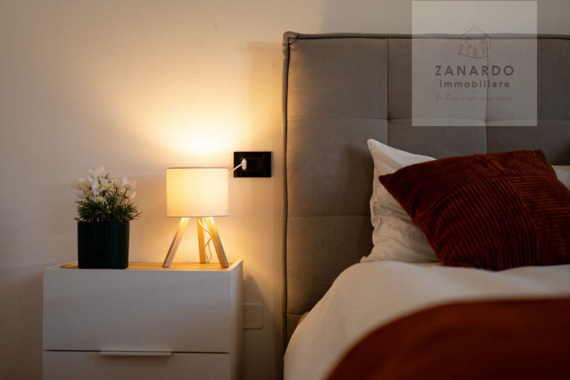 Ci sono case che si capiscono subito, appena si entra. Questo trilocale a Paese è una di quelle: ...