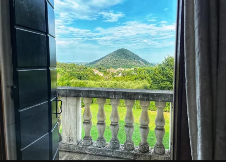 TEOLO - Situata sulla sommità di una dolce collinetta, questa splendida villa veneta offre un'esp...