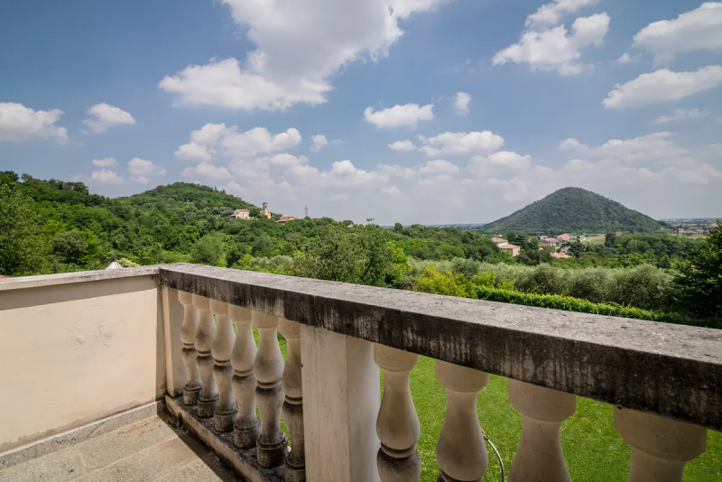 TEOLO - Situata sulla sommità di una dolce collinetta, questa splendida villa veneta offre un'esp...