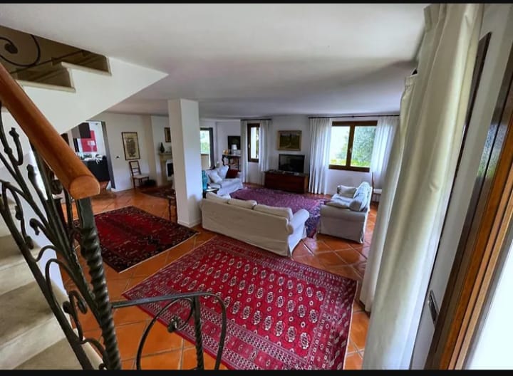 TEOLO - Situata sulla sommità di una dolce collinetta, questa splendida villa veneta offre un'esp...