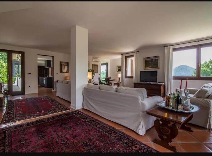 TEOLO - Situata sulla sommità di una dolce collinetta, questa splendida villa veneta offre un'esp...
