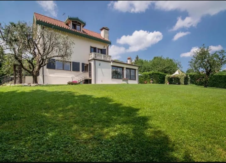 TEOLO - Situata sulla sommità di una dolce collinetta, questa splendida villa veneta offre un'esp...