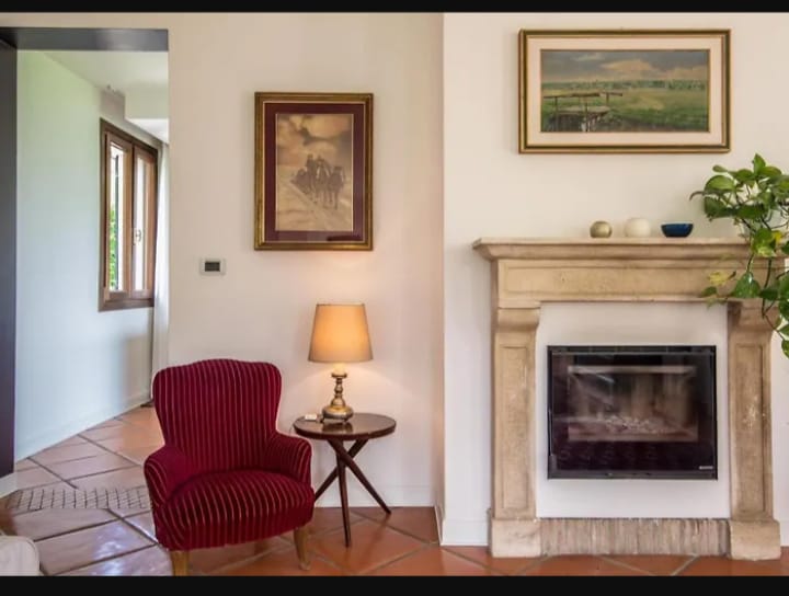 TEOLO - Situata sulla sommità di una dolce collinetta, questa splendida villa veneta offre un'esp...