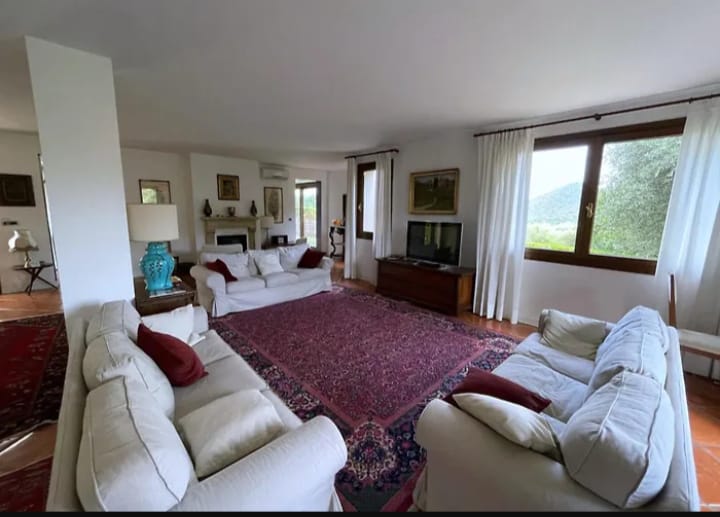 TEOLO - Situata sulla sommità di una dolce collinetta, questa splendida villa veneta offre un'esp...