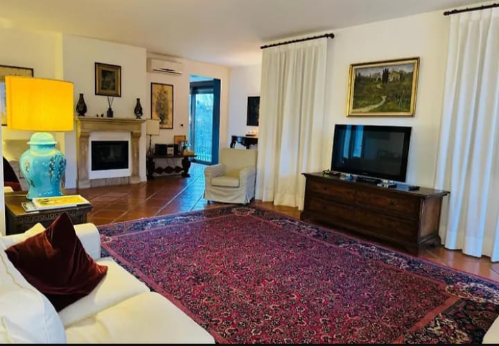 TEOLO - Situata sulla sommità di una dolce collinetta, questa splendida villa veneta offre un'esp...