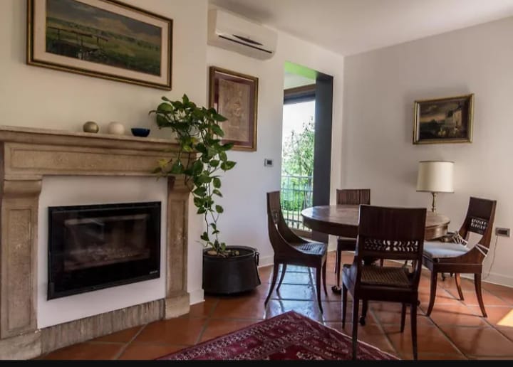 TEOLO - Situata sulla sommità di una dolce collinetta, questa splendida villa veneta offre un'esp...