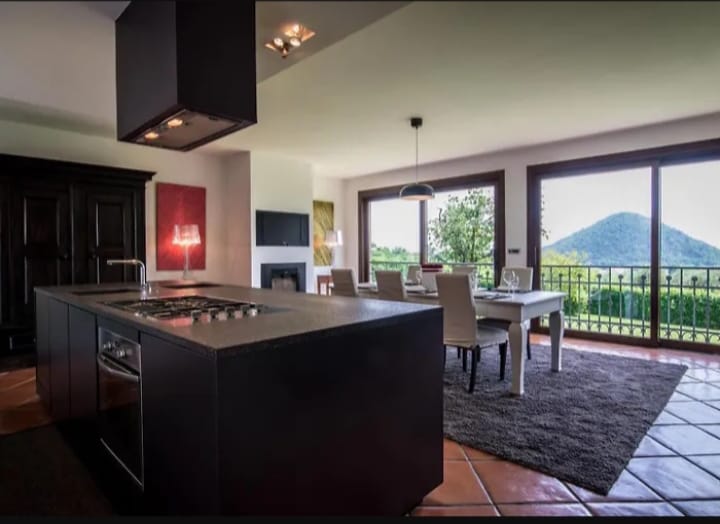 TEOLO - Situata sulla sommità di una dolce collinetta, questa splendida villa veneta offre un'esp...