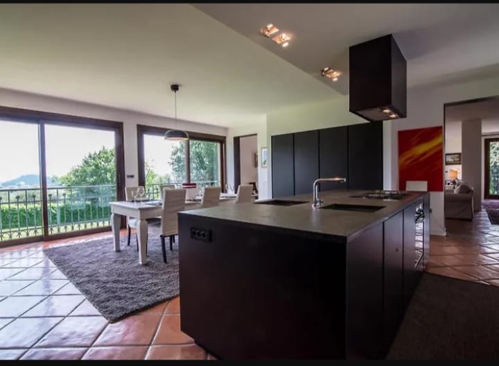 TEOLO - Situata sulla sommità di una dolce collinetta, questa splendida villa veneta offre un'esp...