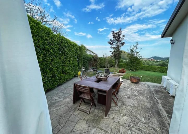 TEOLO - Situata sulla sommità di una dolce collinetta, questa splendida villa veneta offre un'esp...