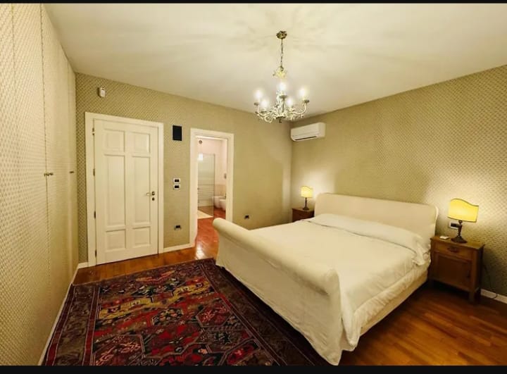 TEOLO - Situata sulla sommità di una dolce collinetta, questa splendida villa veneta offre un'esp...