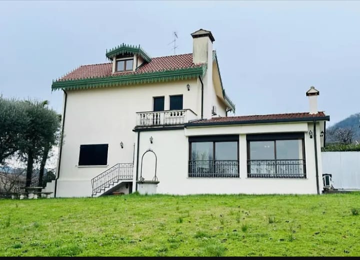 TEOLO - Situata sulla sommità di una dolce collinetta, questa splendida villa veneta offre un'esp...