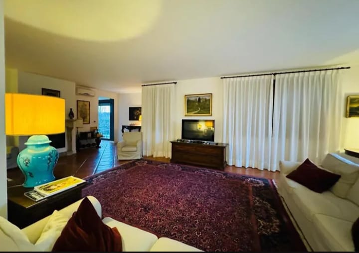 TEOLO - Situata sulla sommità di una dolce collinetta, questa splendida villa veneta offre un'esp...