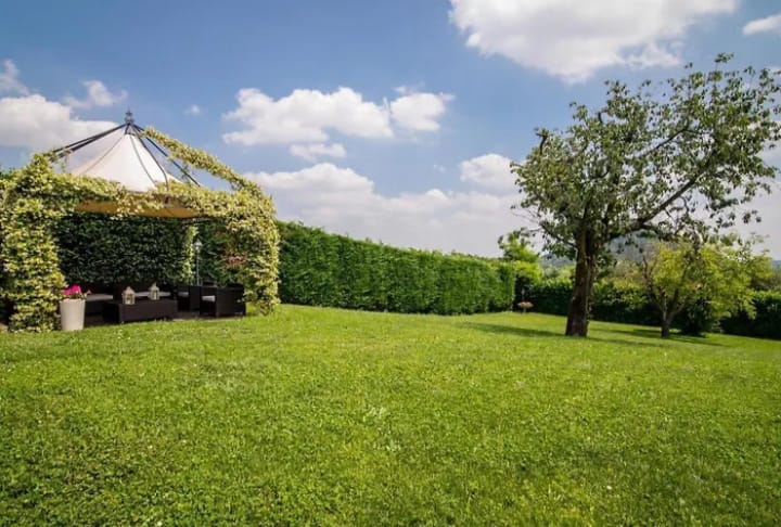 TEOLO - Situata sulla sommità di una dolce collinetta, questa splendida villa veneta offre un'esp...