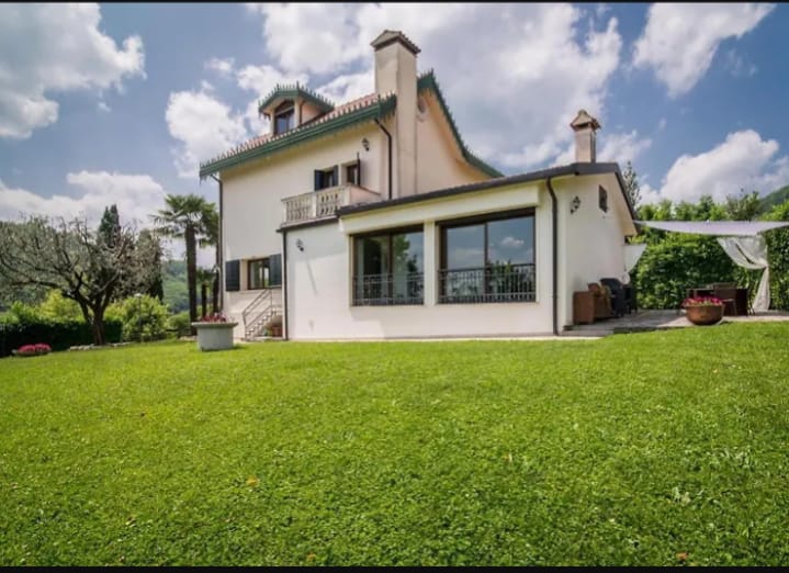 TEOLO - Situata sulla sommità di una dolce collinetta, questa splendida villa veneta offre un'esp...