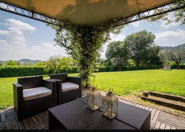 TEOLO - Situata sulla sommità di una dolce collinetta, questa splendida villa veneta offre un'esp...