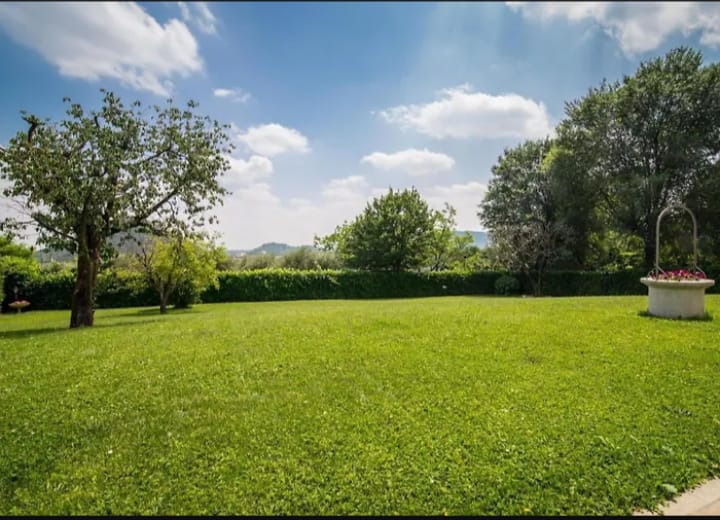 TEOLO - Situata sulla sommità di una dolce collinetta, questa splendida villa veneta offre un'esp...