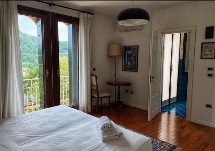 TEOLO - Situata sulla sommità di una dolce collinetta, questa splendida villa veneta offre un'esp...