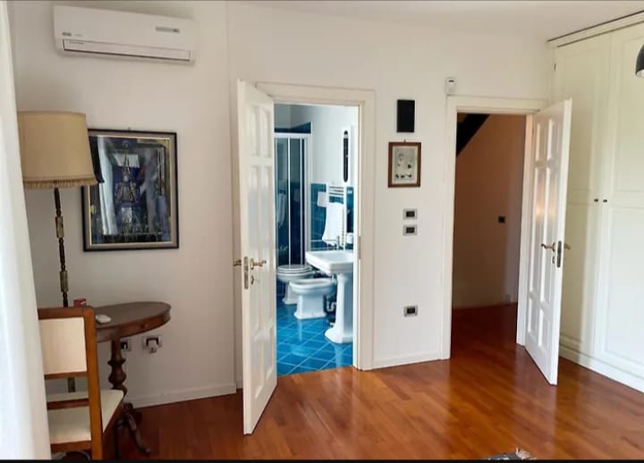 TEOLO - Situata sulla sommità di una dolce collinetta, questa splendida villa veneta offre un'esp...