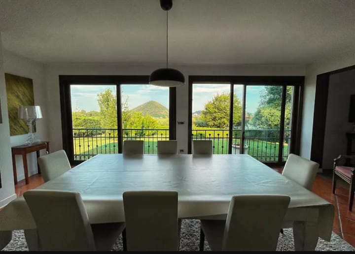 TEOLO - Situata sulla sommità di una dolce collinetta, questa splendida villa veneta offre un'esp...