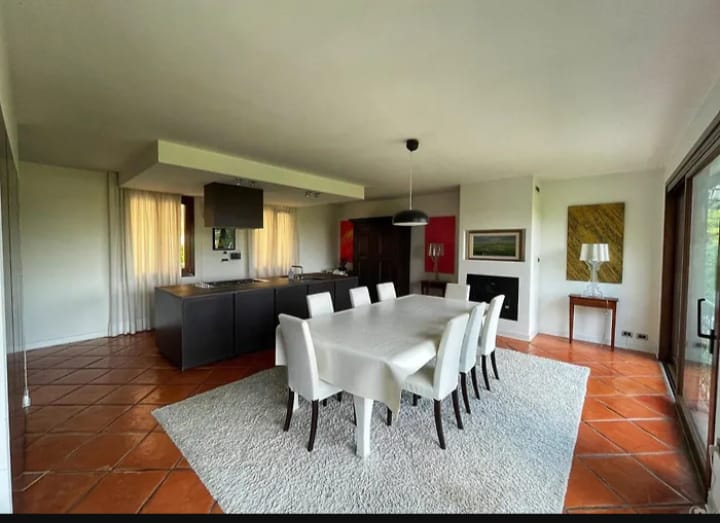 TEOLO - Situata sulla sommità di una dolce collinetta, questa splendida villa veneta offre un'esp...