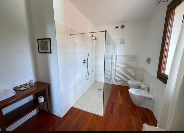 TEOLO - Situata sulla sommità di una dolce collinetta, questa splendida villa veneta offre un'esp...