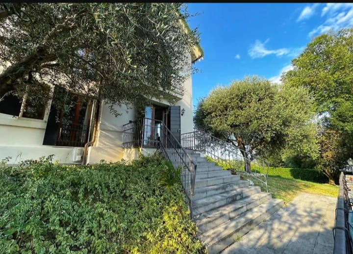 TEOLO - Situata sulla sommità di una dolce collinetta, questa splendida villa veneta offre un'esp...