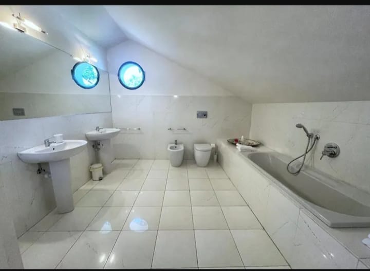 TEOLO - Situata sulla sommità di una dolce collinetta, questa splendida villa veneta offre un'esp...