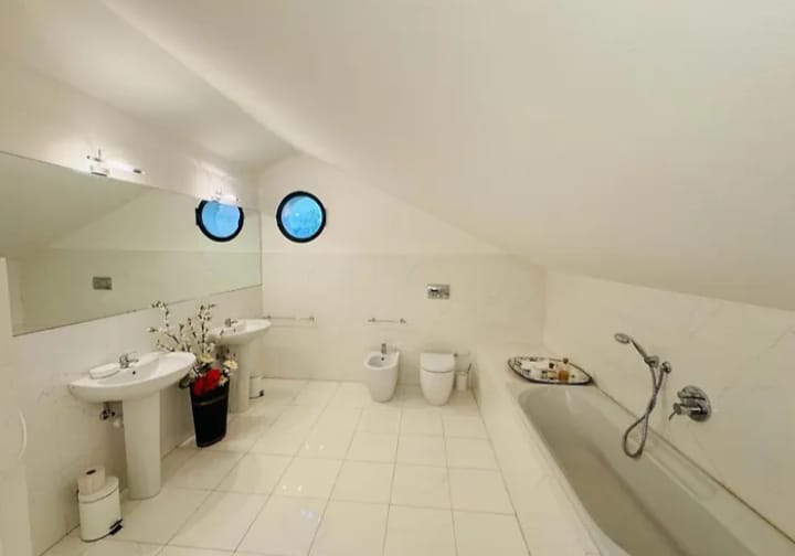 TEOLO - Situata sulla sommità di una dolce collinetta, questa splendida villa veneta offre un'esp...