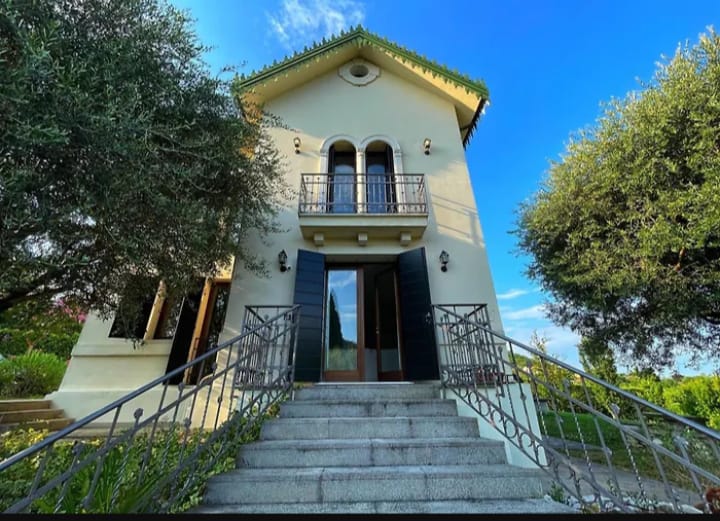 TEOLO - Situata sulla sommità di una dolce collinetta, questa splendida villa veneta offre un'esp...