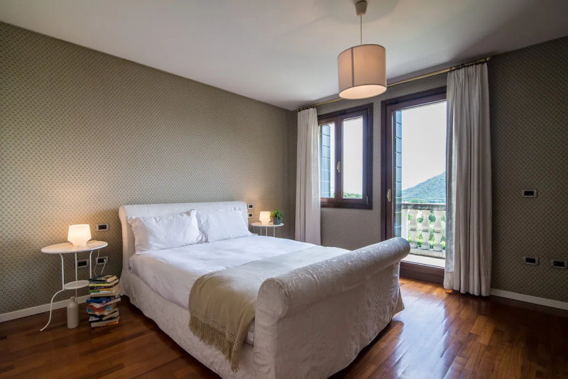 TEOLO - Situata sulla sommità di una dolce collinetta, questa splendida villa veneta offre un'esp...