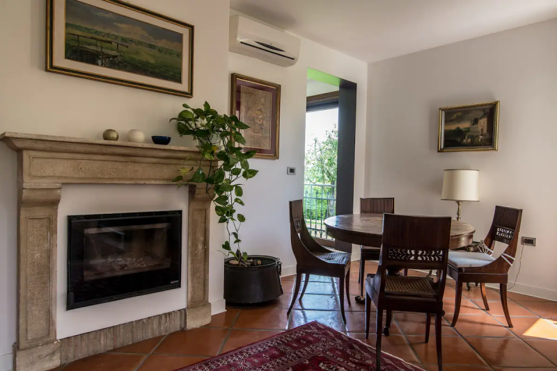 TEOLO - Situata sulla sommità di una dolce collinetta, questa splendida villa veneta offre un'esp...