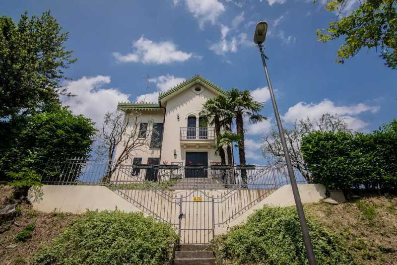 TEOLO - Situata sulla sommità di una dolce collinetta, questa splendida villa veneta offre un'esp...
