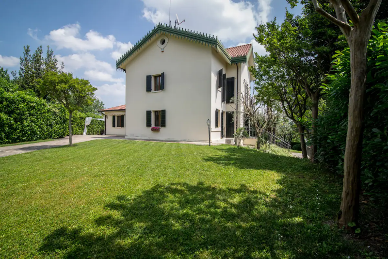 TEOLO - Situata sulla sommità di una dolce collinetta, questa splendida villa veneta offre un'esp...