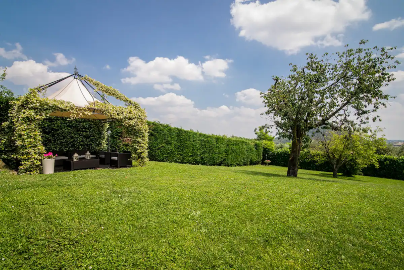 TEOLO - Situata sulla sommità di una dolce collinetta, questa splendida villa veneta offre un'esp...