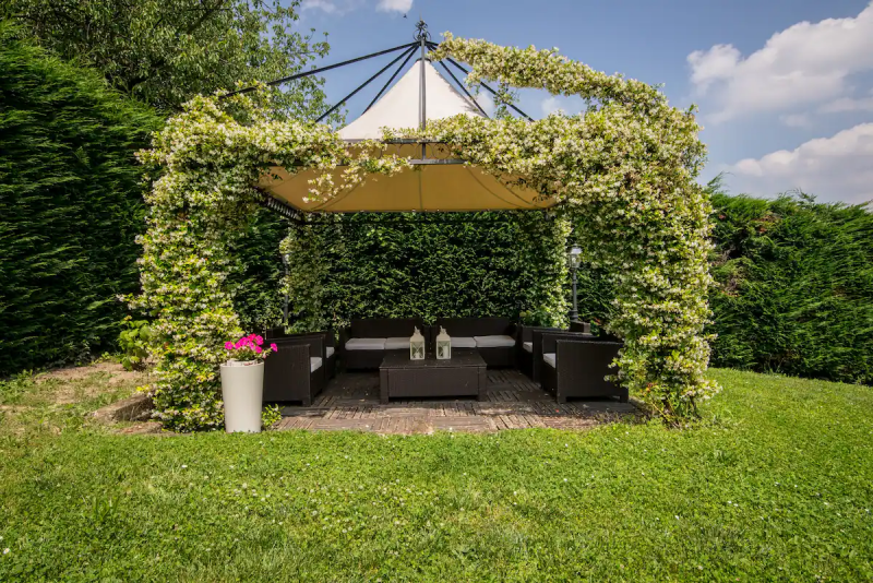TEOLO - Situata sulla sommità di una dolce collinetta, questa splendida villa veneta offre un'esp...
