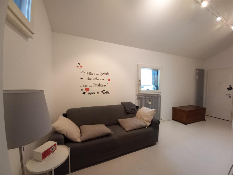 VICENZA, CENTRO STORICO (NO ZTL): MINI ULTIMO PIANO SU DUE LIVELLI ARREDATO, LIBERO 01/05/2026. C...