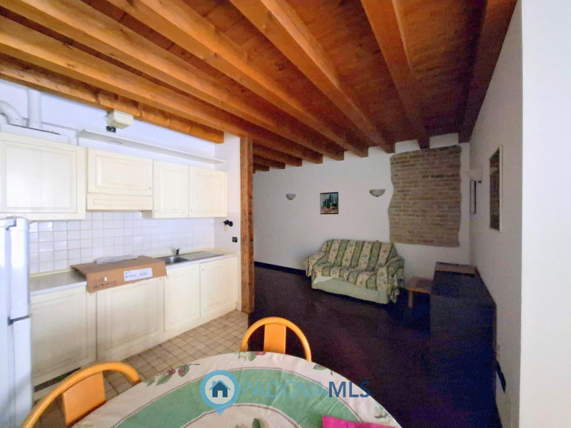Immobile in esclusiva al Gruppo Padova MLS
ELEGANTE MINI ARREDATO CON POSTO AUTO VIC.ZE PRATO DEL...