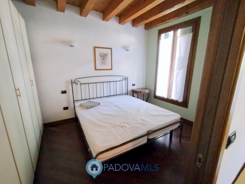 Immobile in esclusiva al Gruppo Padova MLS
ELEGANTE MINI ARREDATO CON POSTO AUTO VIC.ZE PRATO DEL...
