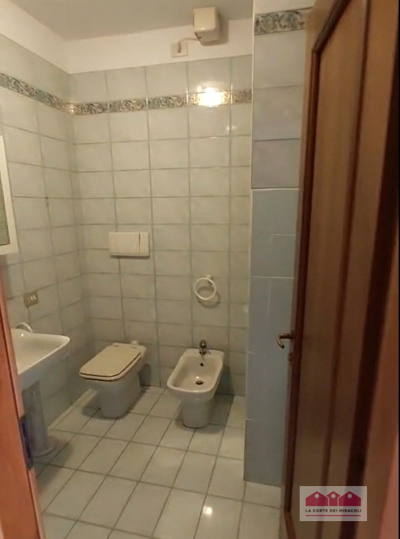 SAN BORTOLO: MINI SILENZIOSO ARREDATO, COMPOSTO DA SOGGIORNO CON ANGOLO COTTURA, BAGNO CON DOCCIA...
