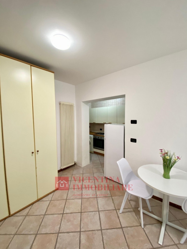 VICENZA- Via Pasi: a due passi dall'ospedale e dall'istituto Rossi, affittiamo questo curato MONO...