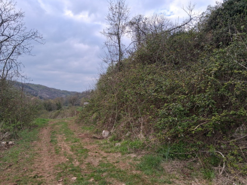 Perchè consigliamo l'acquisto di questo terreno? Per almeno questi cinque motivi: 
1. Spazio e pr...