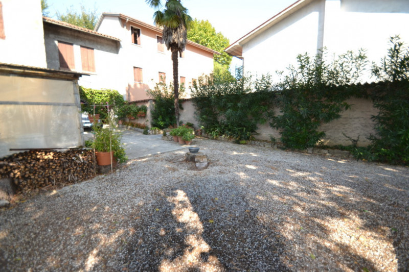 In una delle zone più richieste di Creazzo, immersa nella tranquillità della collina ma comodissi...