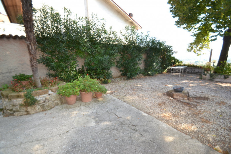 In una delle zone più richieste di Creazzo, immersa nella tranquillità della collina ma comodissi...