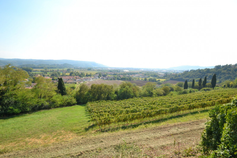 In una delle zone più richieste di Creazzo, immersa nella tranquillità della collina ma comodissi...