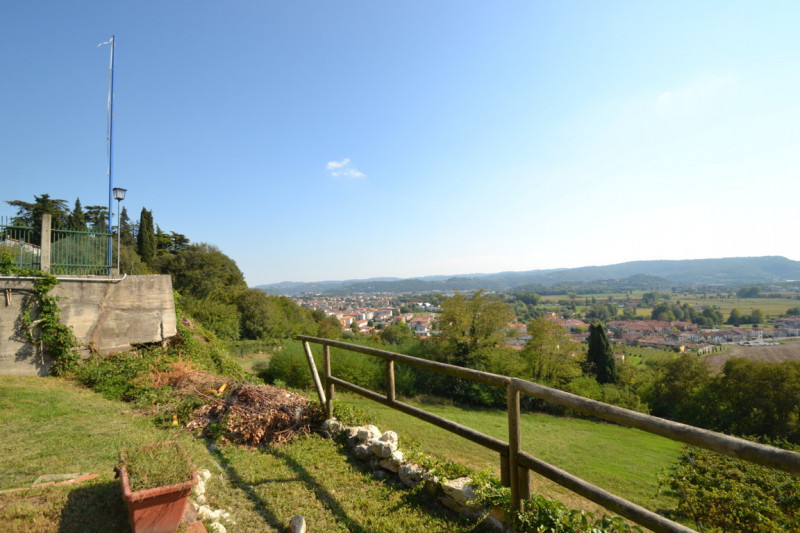 In una delle zone più richieste di Creazzo, immersa nella tranquillità della collina ma comodissi...