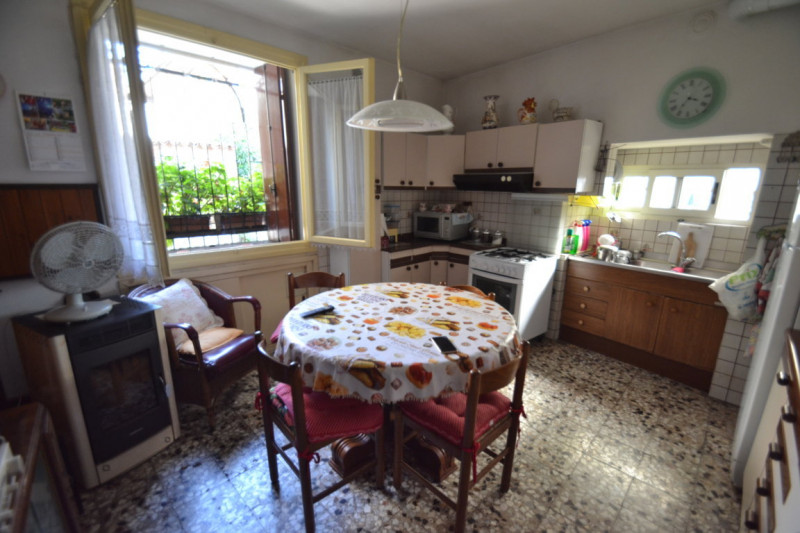 In una delle zone più richieste di Creazzo, immersa nella tranquillità della collina ma comodissi...