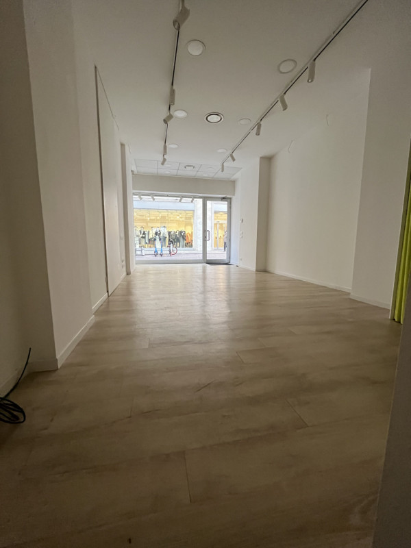 ZONA PEDONALE CENTRO STORICO - VIA ALTINATE. NEGOZIO CON AMPIA VETRINA FRONTE STRADA DI FORTE PAS...