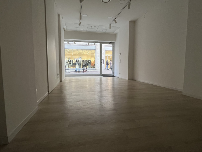 ZONA PEDONALE CENTRO STORICO - VIA ALTINATE. NEGOZIO CON AMPIA VETRINA FRONTE STRADA DI FORTE PAS...